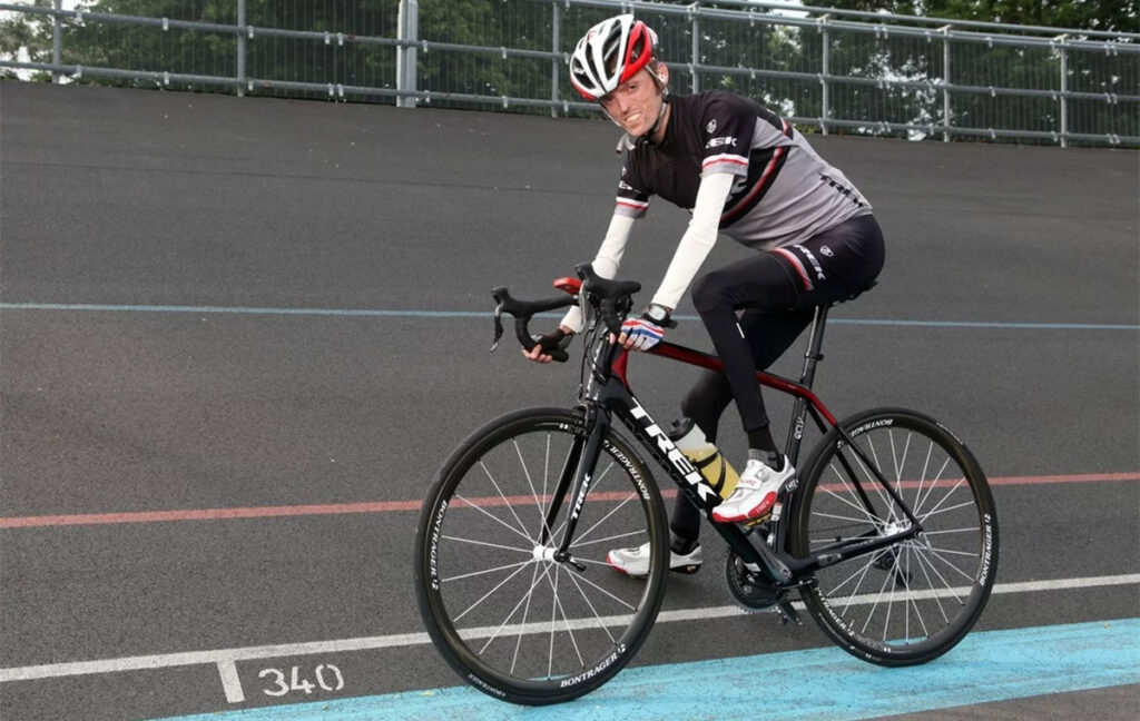 Том Стэнифорд на велосипеде 