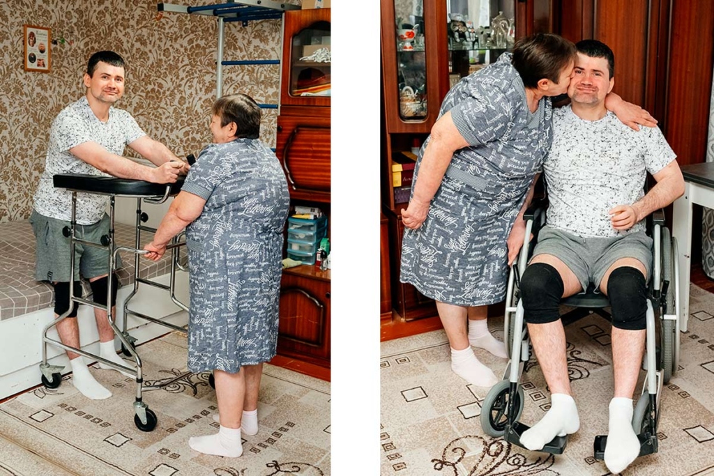 Молодой мужчина у опоры и мама, пожилая женщина