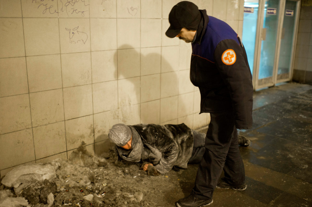 Оказание помощи бездомным людям сотрудниками православной службы "Милосердие" во время ночного рейда.