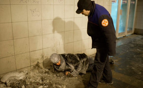 Оказание помощи бездомным людям сотрудниками православной службы "Милосердие" во время ночного рейда.