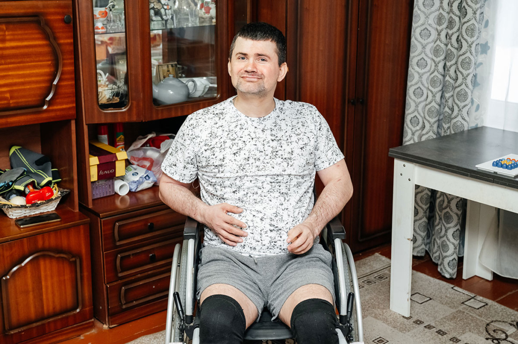 Молодой мужчина на инвалидной коляске