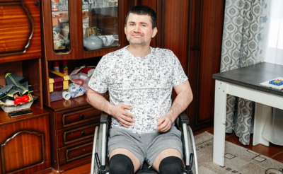 Молодой мужчина на инвалидной коляске