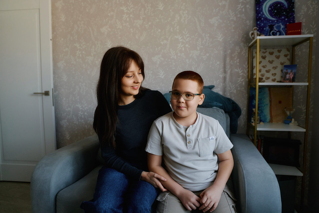 Мальчик с мамой сидят на диване 