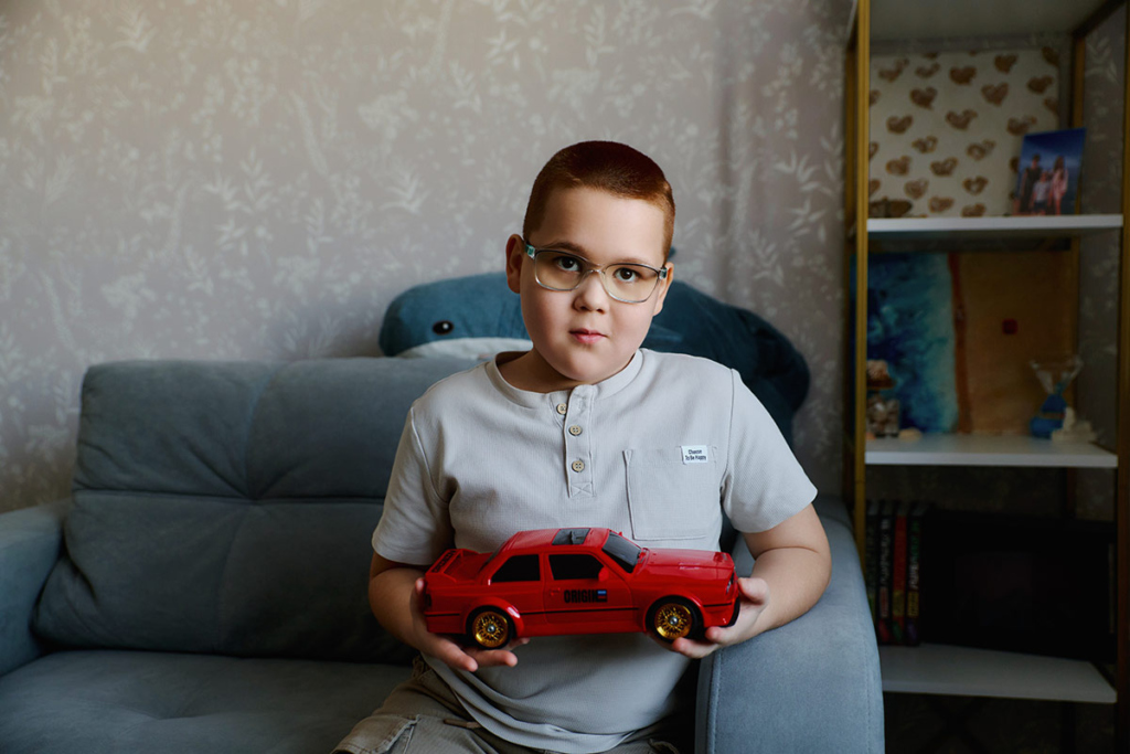 Мальчик с игрушкой машинкой