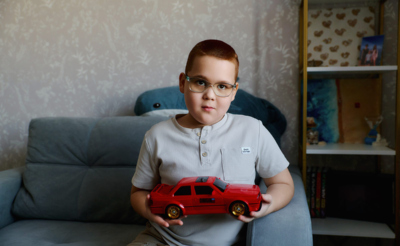 Мальчик с игрушкой машинкой