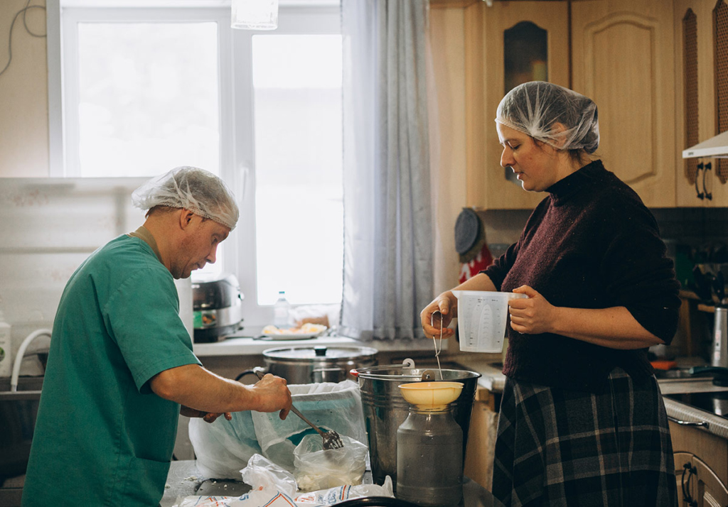 Мужчина и женщина на кухне 