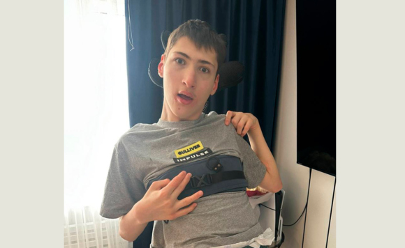 Мальчик-подросток в вертикализаторе