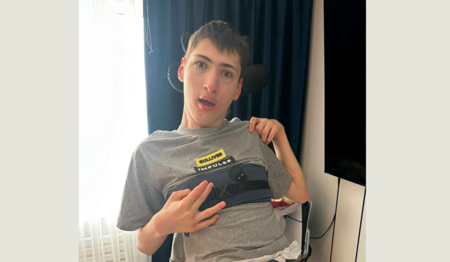 Мальчик-подросток в вертикализаторе 