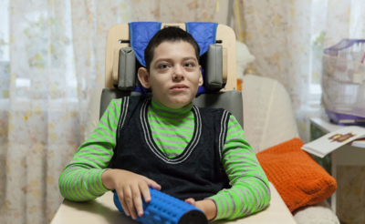 Мальчик в специальном кресле