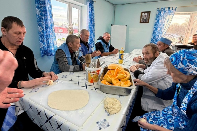 Люди за столом 