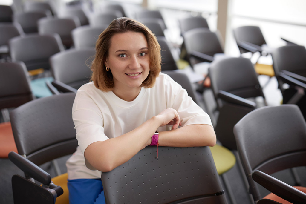 Портрет девушки в офисном пространстве