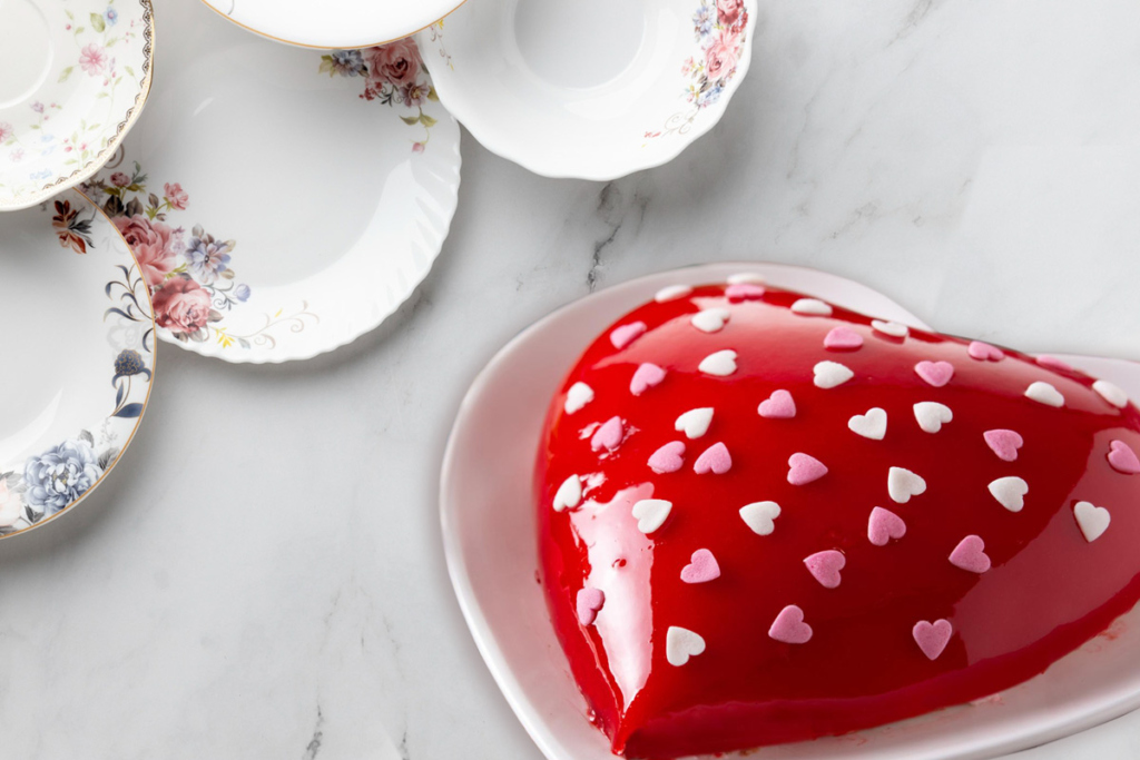 Коллаж. Сервиз и торт-сердце