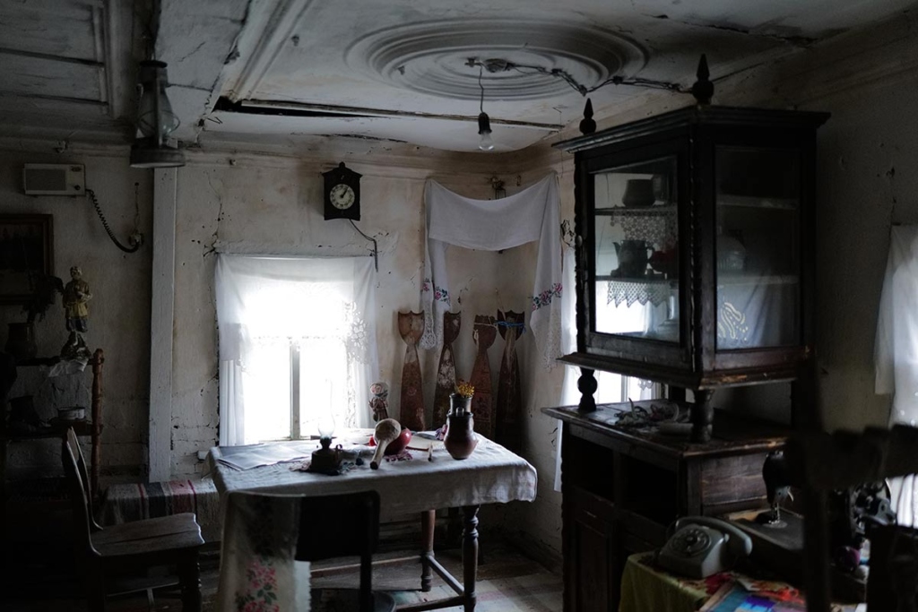 Внутри деревенского дома 