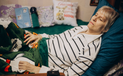 Больная женщина в постели