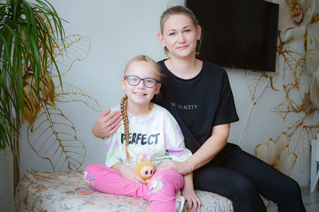 Девочка с мамой