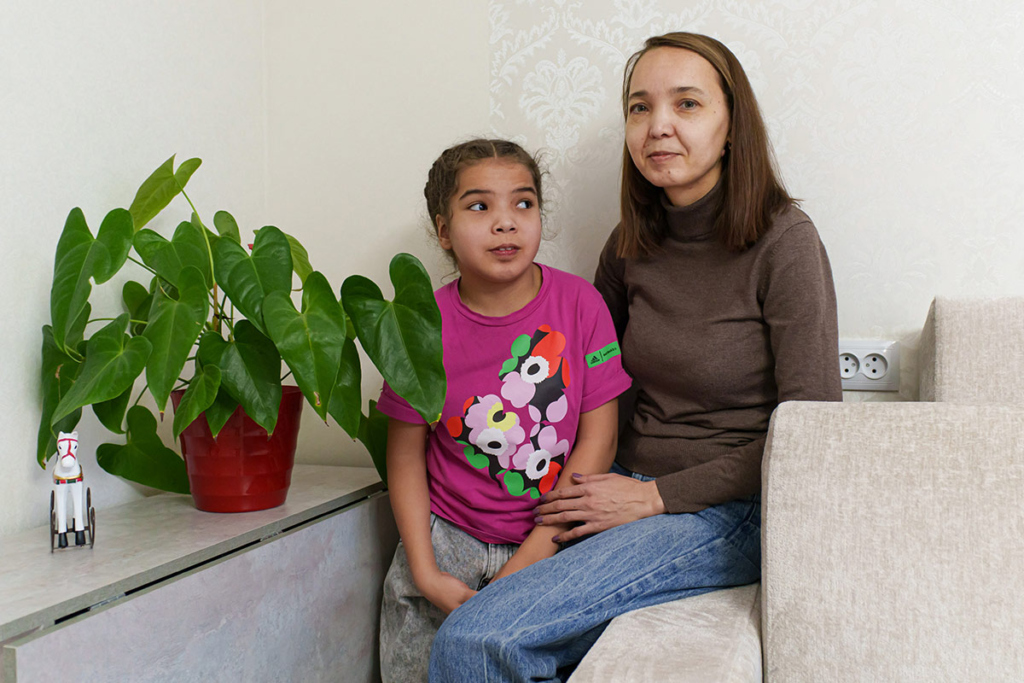 Девочка с мамой