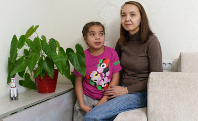 Девочка с мамой