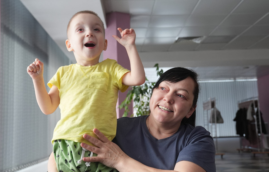 Мальчик с мамой 