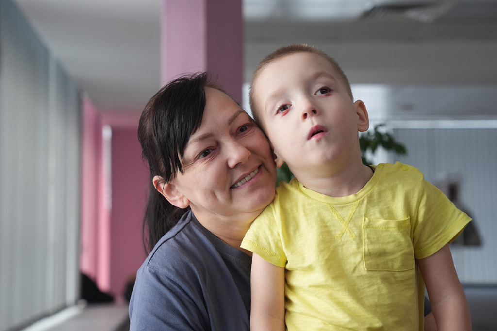 Маленький мальчик с мамой