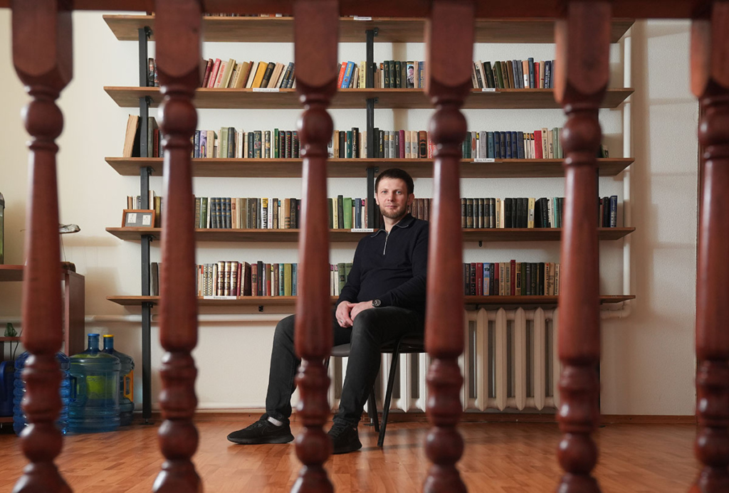 Мужчина в библиотеке центра 