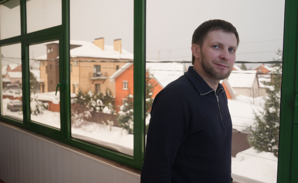 Портрет мужчины в оконном проеме