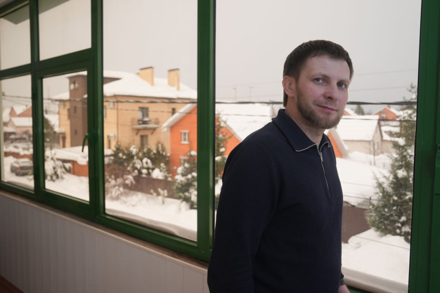 Портрет мужчины в оконном проеме