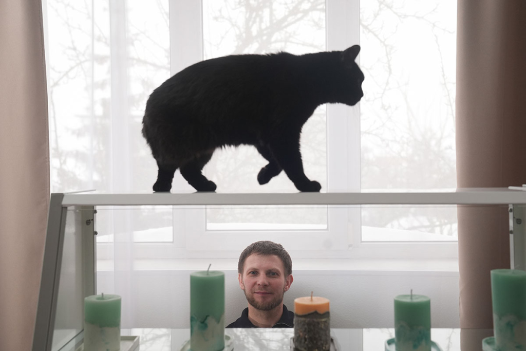 Мужчина и кот 