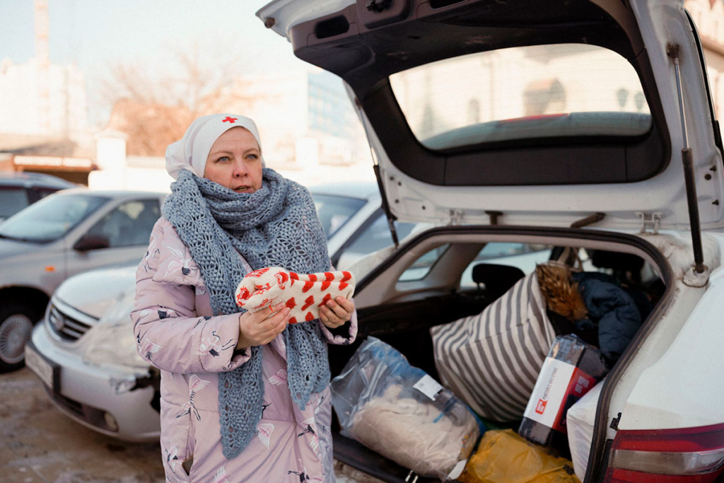 сестра милосердия Патриаршей гуманитарной миссии Ирина Худякова у машины