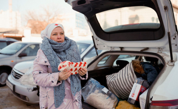 сестра милосердия Патриаршей гуманитарной миссии Ирина Худякова у машины