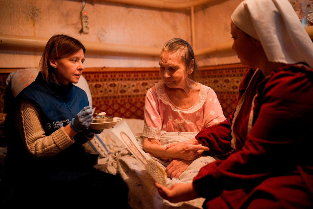 Слева направо: Ирина Люфанова, доброволец Патриаршей гуманитарной миссии, бабушка Света, Ирина Худякова, сестра милосердия