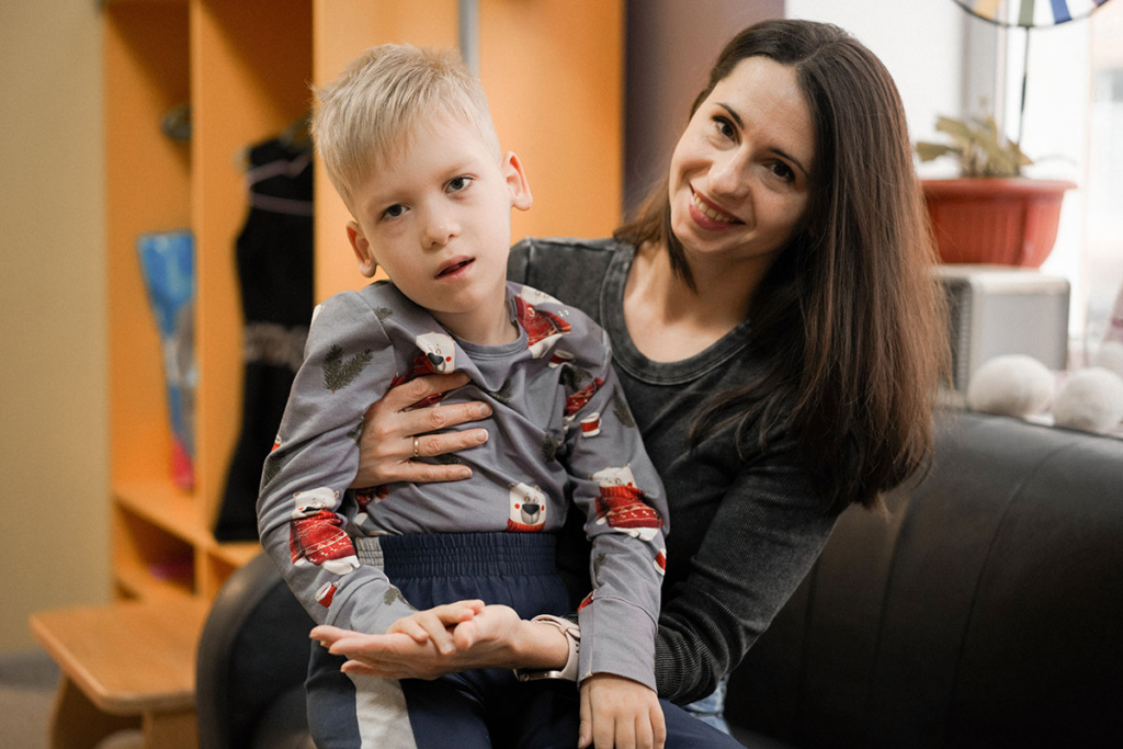 мальчик с мамой 