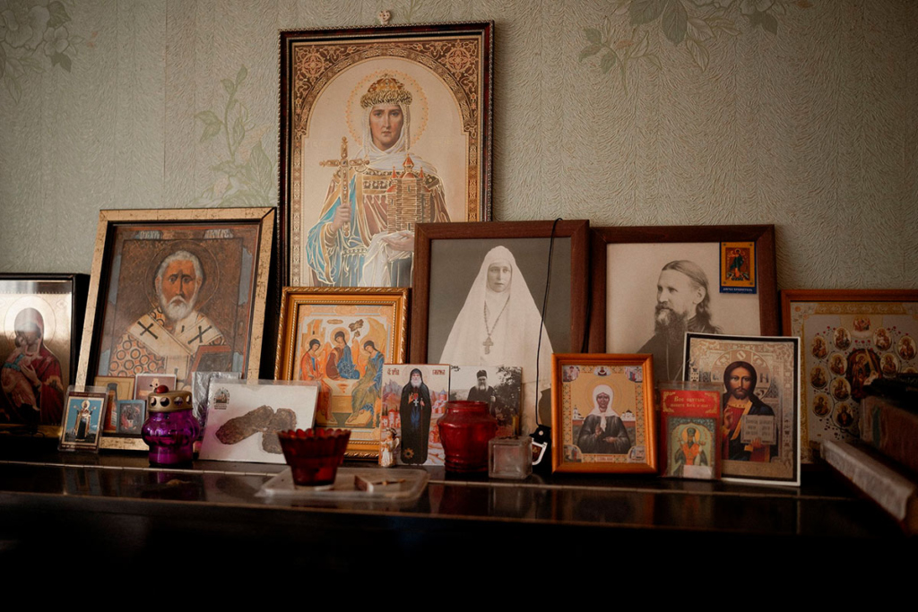 Иконы на комоде 