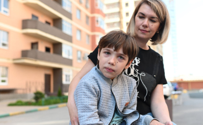 Мальчик с мамой во дворе дома