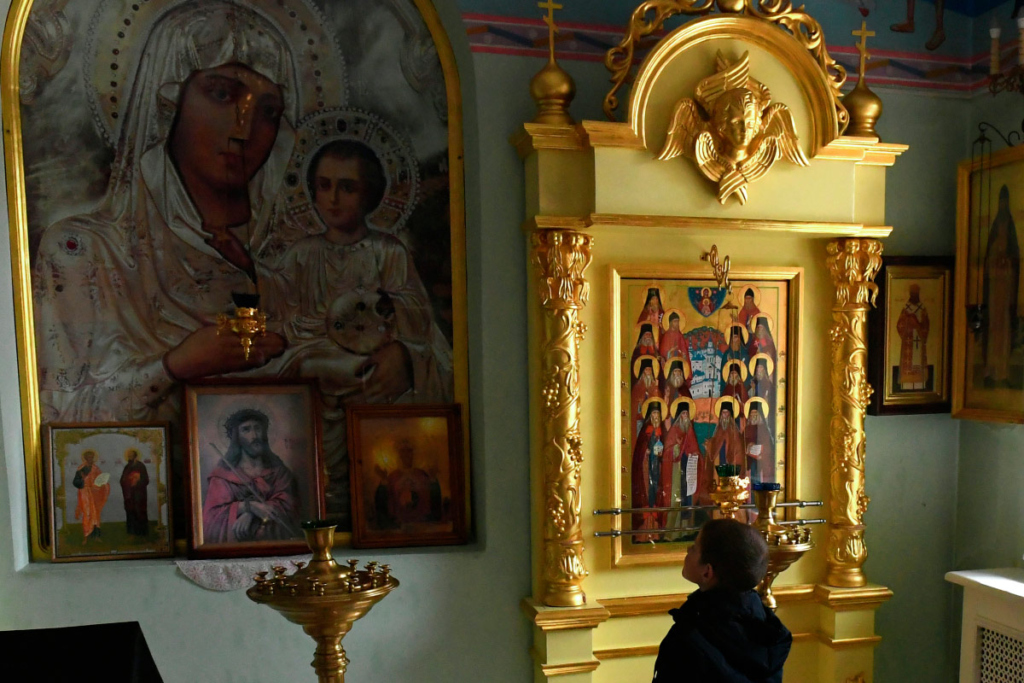 В храме Успения Божией Матери в Свято-Успенском православном мужском монастыре в поселке Удачный Красноярского края