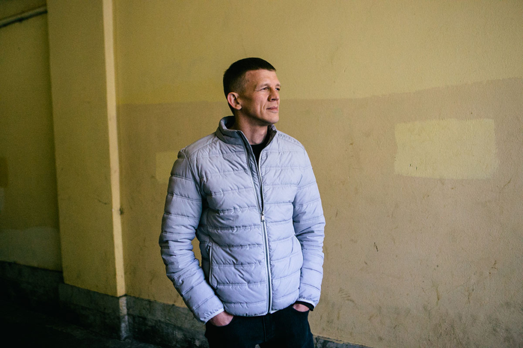 Портрет мужчины в арке дома