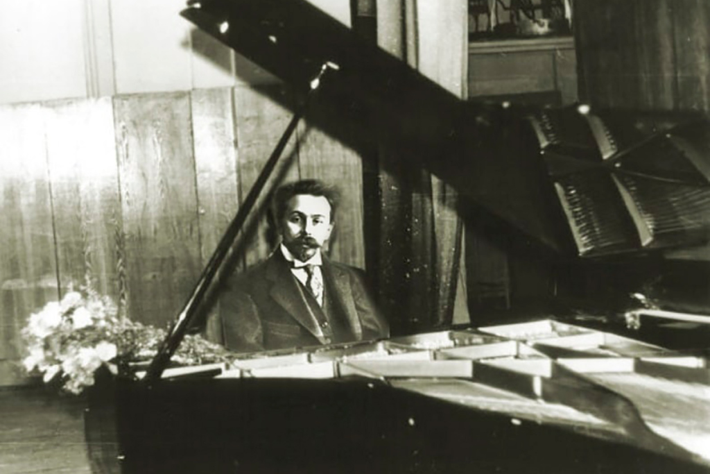 Александр Николаевич Скрябин за роялем 