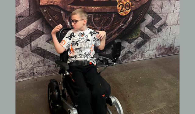 Мальчик с ДЦП в инвалидной коляске