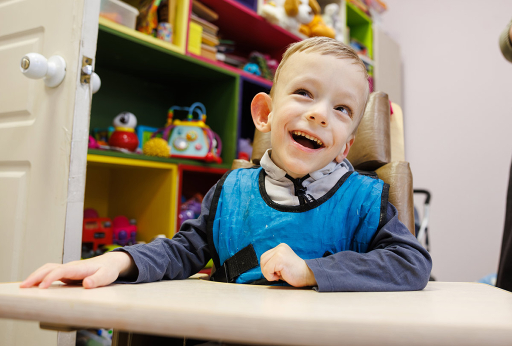 Мальчик с дцп за столом