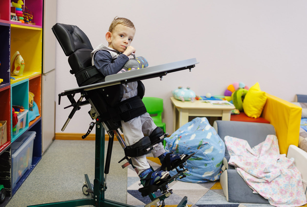 Мальчик с ДЦП в вертикализаторе 