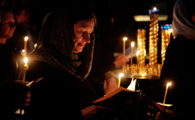 Верующие участвуют в великом повечерии с чтением Великого покаянного канона преподобного Андрея Критского в храме Христа Спасителя в Москве