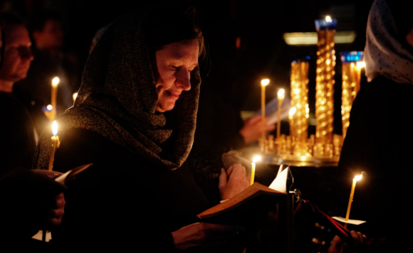 Верующие участвуют в великом повечерии с чтением Великого покаянного канона преподобного Андрея Критского в храме Христа Спасителя в Москве