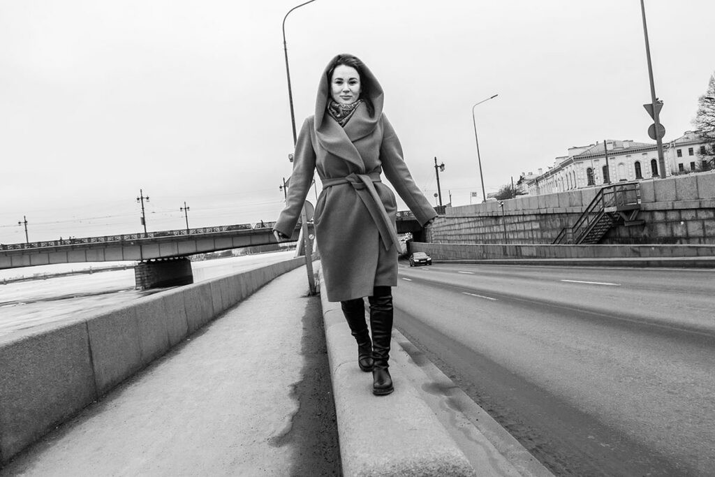 Девушка идет по паребрику 