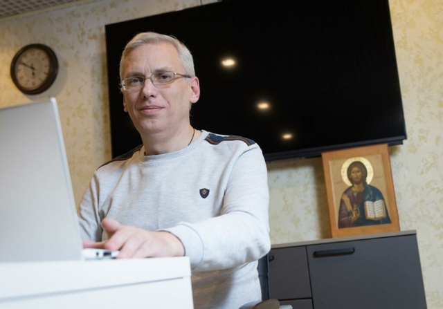 Мужчина работает за столом на ноутбуке