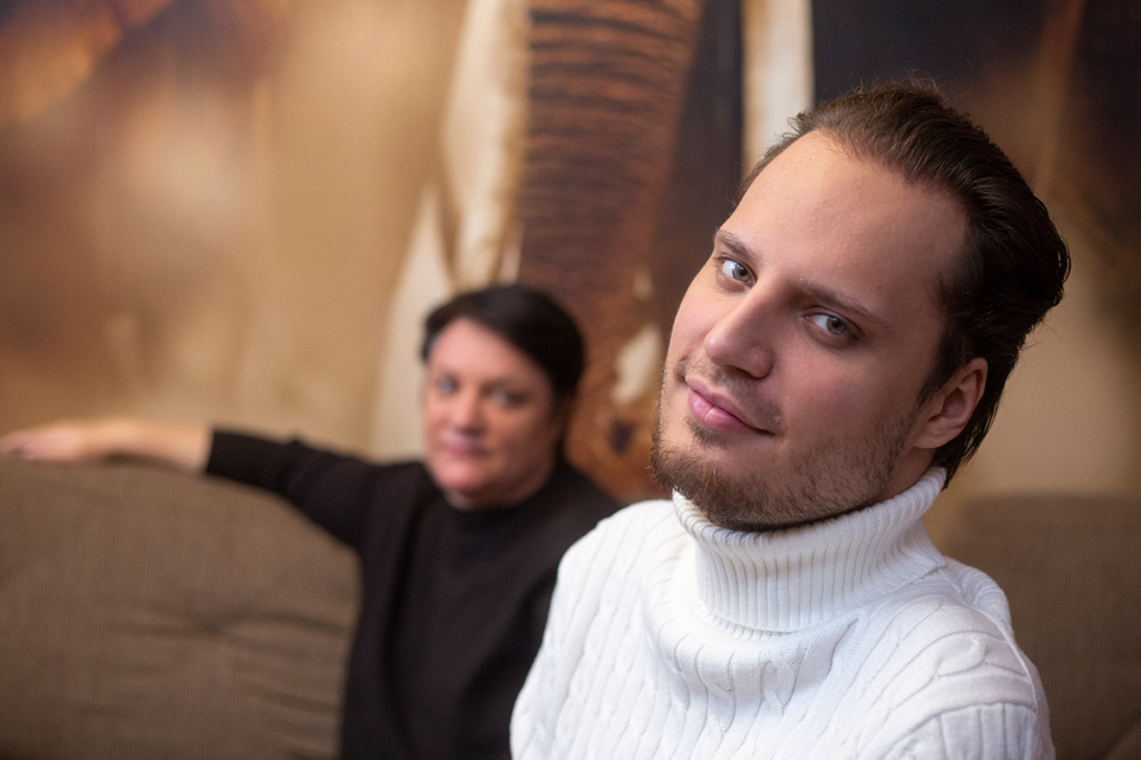 Молодой мужчина и его мама