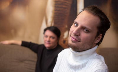 Молодой мужчина и его мама