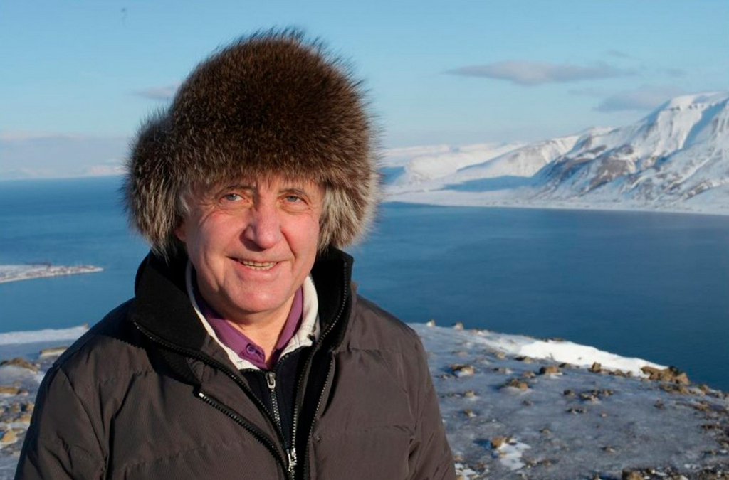 Портрет мужчины на фоне Антарктиды