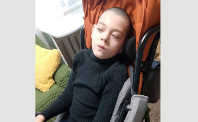 Мальчик с ДЦП в специальной коляске