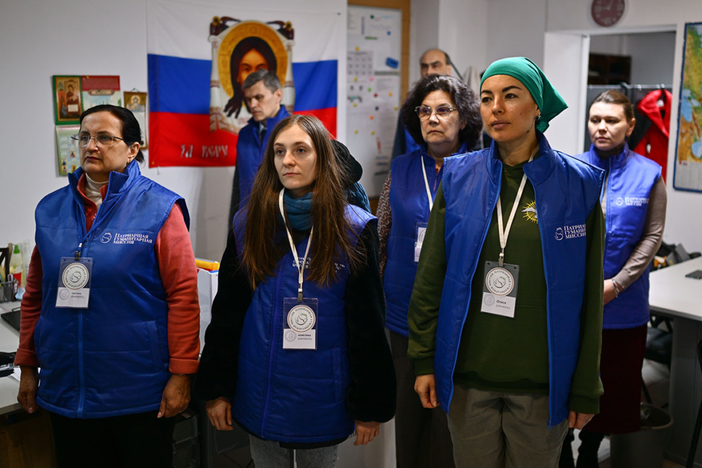 Добровольцы на общей молитве