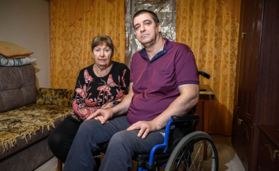 Мужчина на инвалидной коляске, рядом его мама