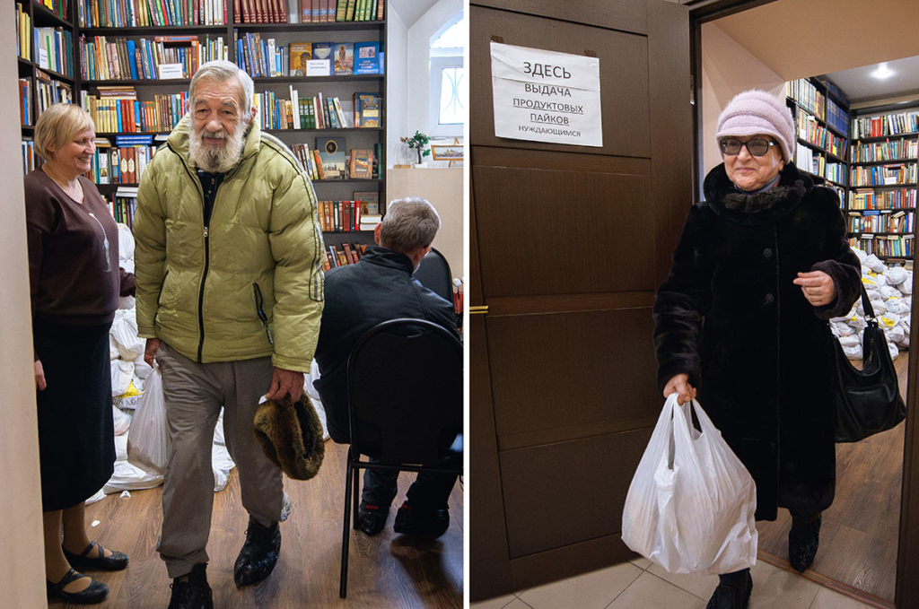 Люди получают продуктовую помощь